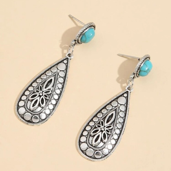 Jewelry - VINTAGE DROP EARRINGS